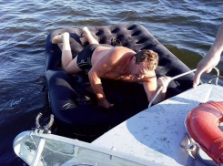 Мужчину на надувном матраце снесло течением на судовой ход Волги