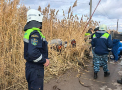 В Волгограде автомобиль с подростками ушел под воду, двое погибли