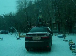 Очередной автохам возмутил волжанина своей парковкой на детской площадке