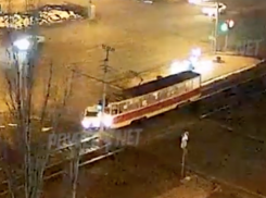 На видео попало столкновение «легковушки» с трамваем в Волжском