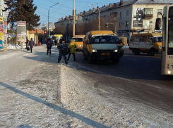 После разноса мэра остановки в Волжском расчистили до асфальта