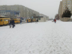 Снегопад в Волжском: обрабатывать дороги вышли 11 спецмашин и 14 тракторов