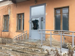 Бывшее отделение больницы стоит брошенным с разбитыми окнами