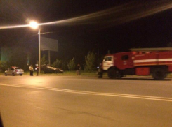 Отечественная легковушка оказалась «кверх ногами» на обочине широкой дороги в Волжском