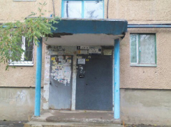 Над жителями дома № 36 по улице Пионерской навис опасный козырек