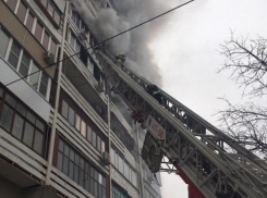 В Волжском загорелся балкон в 9 микрорайоне на площади Труда