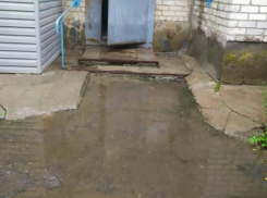 Волжане самостоятельно заложили плиткой яму возле подъезда