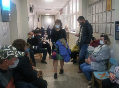 Более 100 человек: волжанка сфотографировала список ожидающих приема врача в поликлинике №1