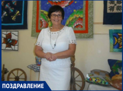 Очаровательная женщина отмечает свой праздник