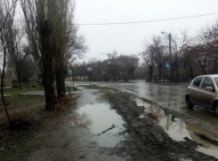 Шквал возмущений вызвало отсутствие тротуаров у школы №23 в Волжском 