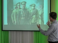 «Аты-баты, шли солдаты» : выездгные исторические выставки для детей Волжского