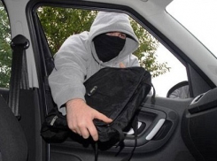 На юге Волгограда ограбили два автомобиля на 60 тысяч рублей