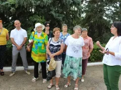Волжским ветеранам провели экскурсию по камышинским теплицам