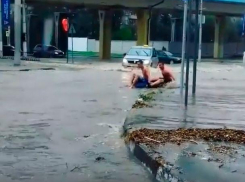 Топ-3 позитивных людей во время потопа в Волгограде