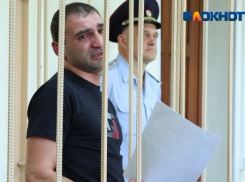 Григорян заплакал и попросил прощение у возлюбленной, которой едва не отрезал голову, на суде в Волжском
