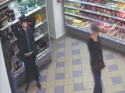 Молодые ловкачи попали на камеру видеонаблюдения в Волжском