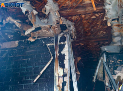 Дом фельдшера сгорел до тла в Волгограде: семья медика с ребенком спаслись чудом