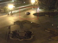 На видео попало, как водитель на внедорожнике поднимался по лестнице Центральной набережной