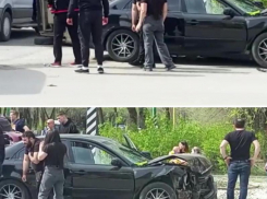 В аварии на перекрестке в Волжском пострадали люди: видео 