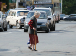 В Волжском работник социальной организации сбила пенсионерку