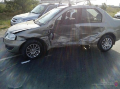 Два водителя пострадали в столкновении в Волжском