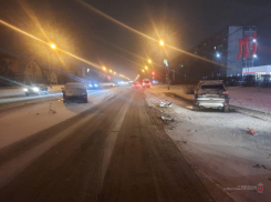 Водитель иномарки пролетел на красный: в аварии в Волжском пострадали люди