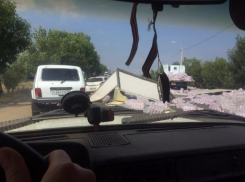 Нашествие туалетной бумаги в Волжском: из развалившегося грузовика высыпались тысячи рулонов