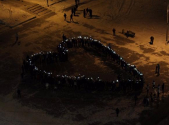 150 жителей Волжского зажгли «Сердце Города»