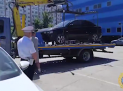 В Волжском «Митсубиси Лансер» арестован прямо на парковке «Волгамолл» за долги