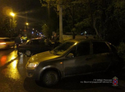 Момент столкновения двух авто в Волжском попал на видео: есть пострадавшие 