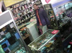 Дерзкого грабителя ювелирных украшений объявили в розыск в Волжском