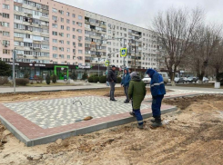 На месте сгоревшей клумбы в центре Волжского строят новую площадку