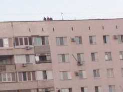 Опасные игры на сильном ветру устроили дети на крыше многоэтажки в Волжском 