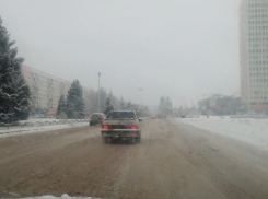 Снегопад в Волжском: на дорогах снежная каша, а во дворах сугробы