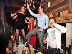 Волжским школьникам запретили выкладывать видео и селфи с выпускных балов, опасаясь прошлогоднего порно-скандала 