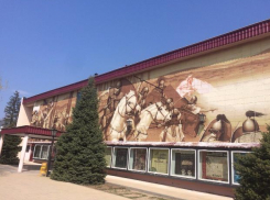 Крутое граффити преобразило Волжский драмтеатр