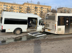 Маршрутка протаранила автобус: в аварии пострадали 5 волгоградцев