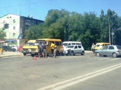 День России в Волжском начался тройным ДТП с маршруткой