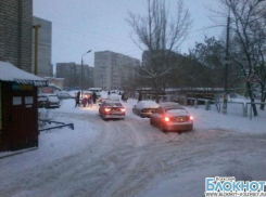 В Волжском за сутки из-за снегопада произошло 67 аварий