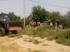 Мать с тремя детьми сидят на улице после сноса их дома в Волжском