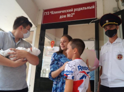 Беременной на позднем сроке помог сотрудник ГИБДД в Волгограде