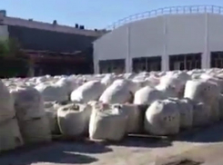 Свалку опасного карбамата под открытым небом запечатлели на заводе в Волжском