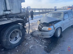 В Среднеахтубинском районе водитель «пятнашки» не справился с управлением, устроив тройное ДТП с автобусом