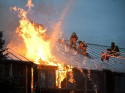 Под Волжским рано утром загорелся дом