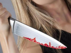 В Волжском мать изрезала своих детей и покончила с собой