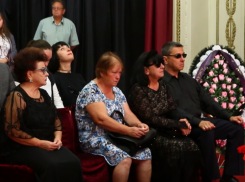 Волжане массово оплакивают потерю известного поэта