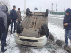 Водителя занесло в кювет на заснеженной дороге в Волжском