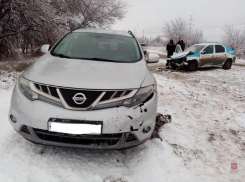 Пассажир Renault пострадал во встречном столкновении в Волжском
