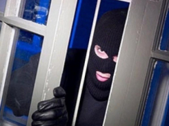 В Волгограде на супружескую пару напали прямо возле квартиры  