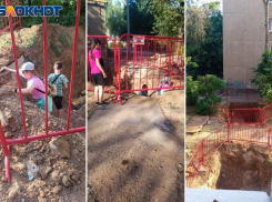 Дети устроили песочницу в разрытой яме для ремонта труб в Волжском